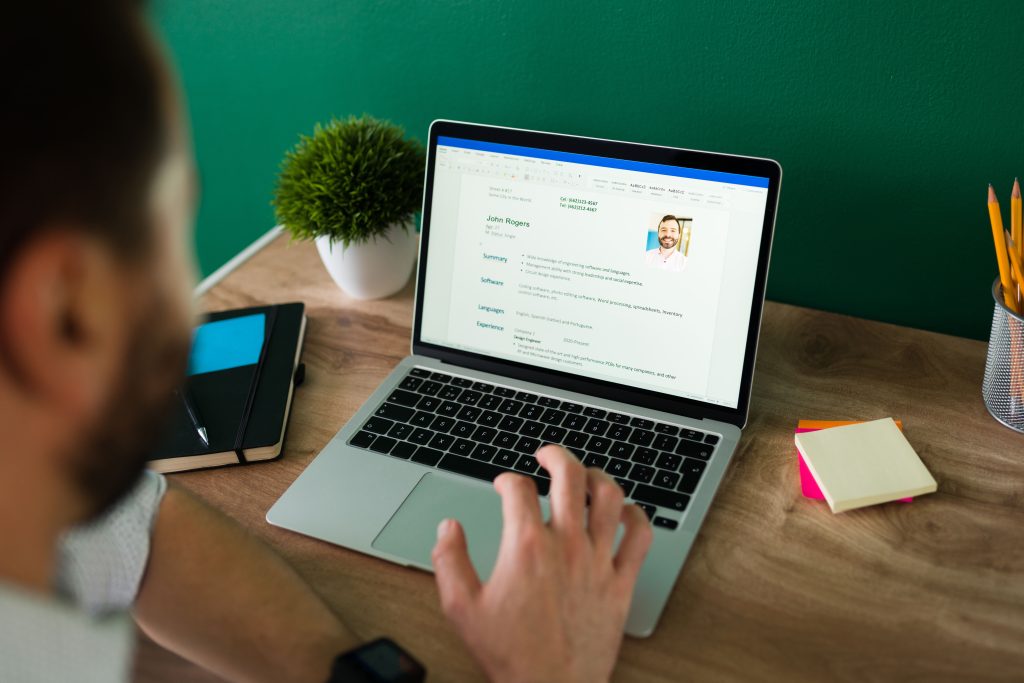 How to Build a Professional LinkedIn Profile That Stands Out